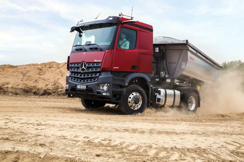 Heute führt bei Mercedes der Arocs in verschiedenen Ausführungen vom Solo-Lkw bis zur Schwerlastzugmaschine das Baugeschäft an. | Foto: Daimler Truck AG