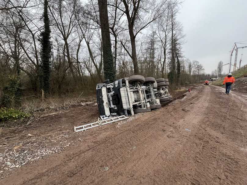 Umgekippter Betonfahrmischer auf einer Baustelle in Landau-Godramstein: Der Fahrer wurde leicht verletzt. | Foto: Polizei Rheinland-Pfalz