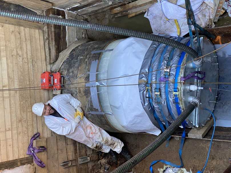 Aufstellen des eingezogenen Liners. Zu erkennen sind die Messkabel und das technische Equipment, mit dem die Firma SYSCribe Temperaturverlauf und Aushärtung an der Außenwand des Liners in Echtzeit überwacht. | Foto: Rohrsanierung Jensen