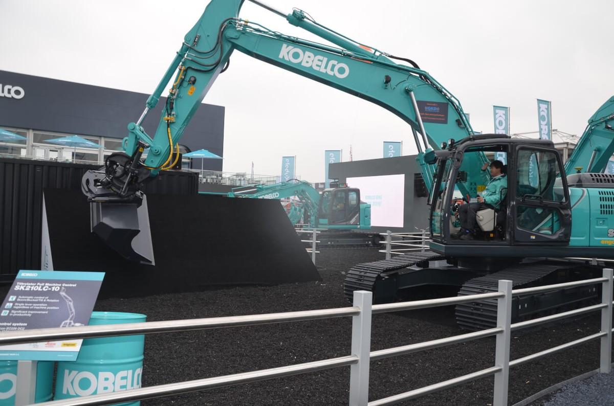 Kobelco führte das weltweit erste Tiltrotator-kompatible Baggersystem auf einem SK210LC-10 vor. Es kombiniert eine 3D-Maschinensteuerung von Leica Geosystems mit einem Tiltrotator von Engcon. | Foto: BB/_B_I