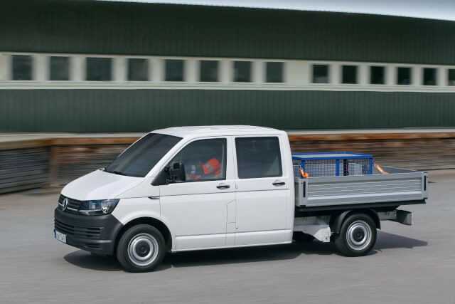 Das Platzangebot im VW Transporter mit Doppelkabine ist auf sechs Personen begrenzt.