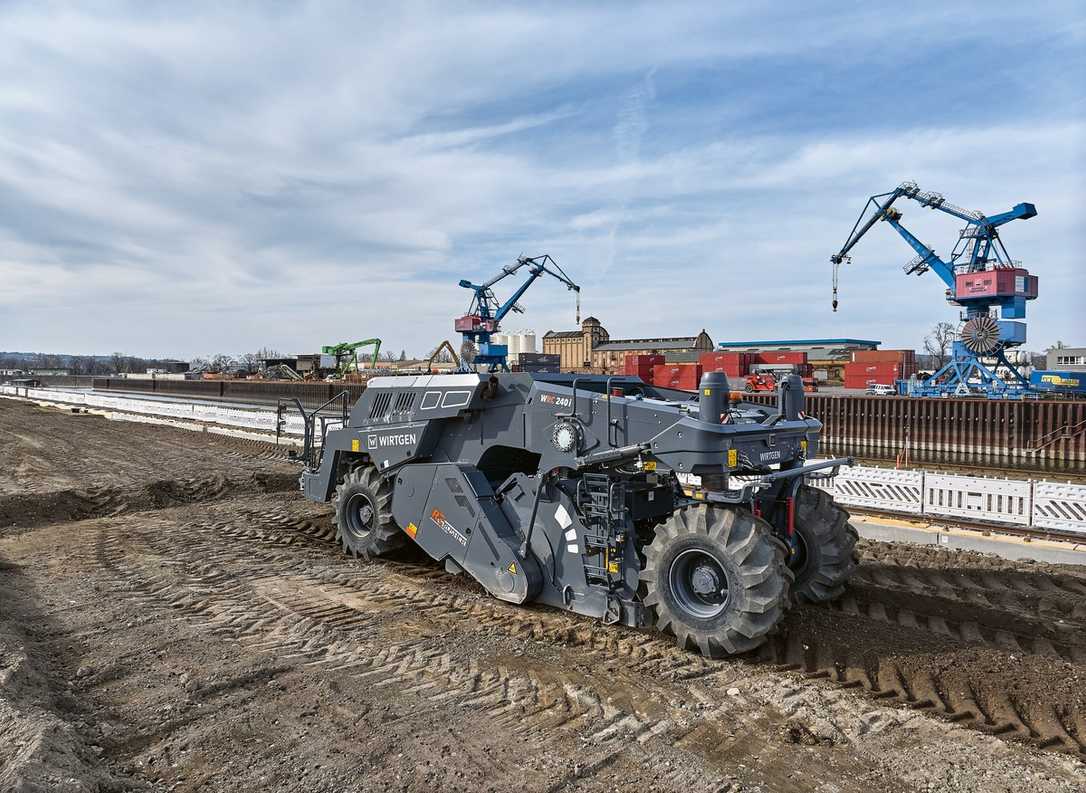 Wirtgen Kaltrecycler WRC 240i "Rock Crusher" beschleunigt Recycling am Trailerport Dresden