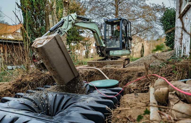 Der Tank wurde mit verdichtetem Rundkornkies (Körnung 8/16) bis zum Tankrücken eingebettet. | Foto: Graf