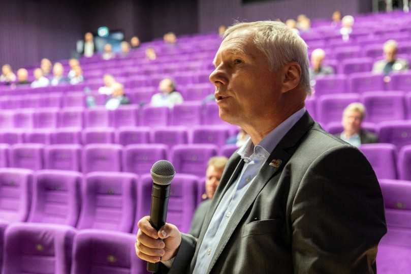 Steffen Hommel, Geschäftsführer der IRS mbH Sachsen, bei der Moderation in einem der großen Säle des Kosmos | Foto: Klaus Beyer, GSTT