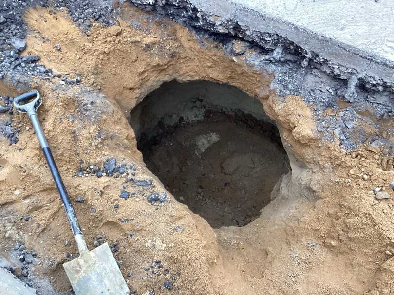Im Randbereich der Fahrbahn der Lübecker Ausfallstraße wurde ein etwa fünf Kubikmeter großer Hohlraum entdeckt. | Foto: Entsorgungsbetriebe Lübeck Im Randbereich der Fahrbahn der Lübecker Ausfallstraße wurde ein etwa fünf Kubikmeter großer Hohlraum entdeckt. | Foto: Entsorgungsbetriebe Lübeck