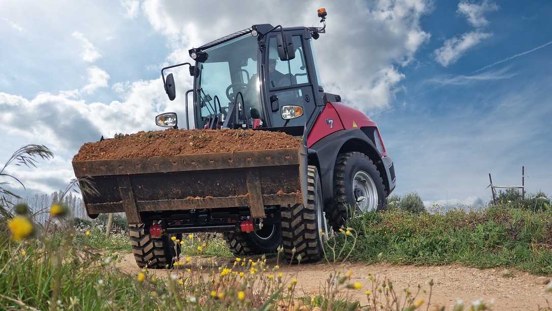 Die kleinsten Radlader von Yanmar: V7 und V7-HW für Baugewerbe und GaLaBau