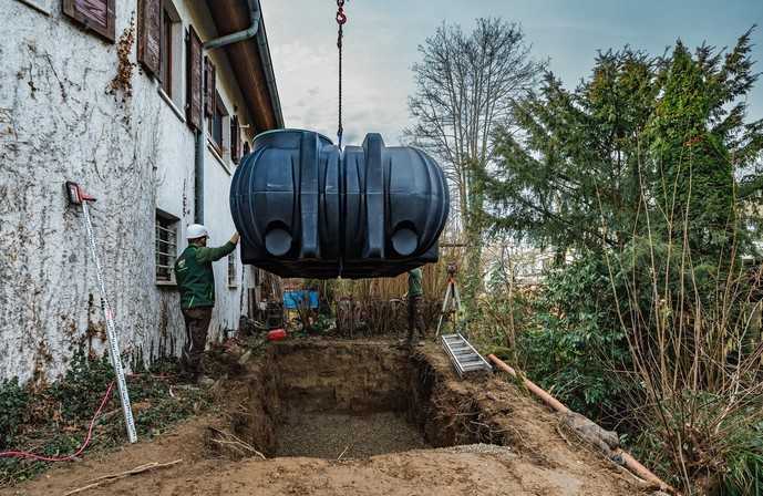 Der Graf Flachtank Platin wurde mit einem Kran vom Lkw in die Grube gehoben. | Foto: Graf