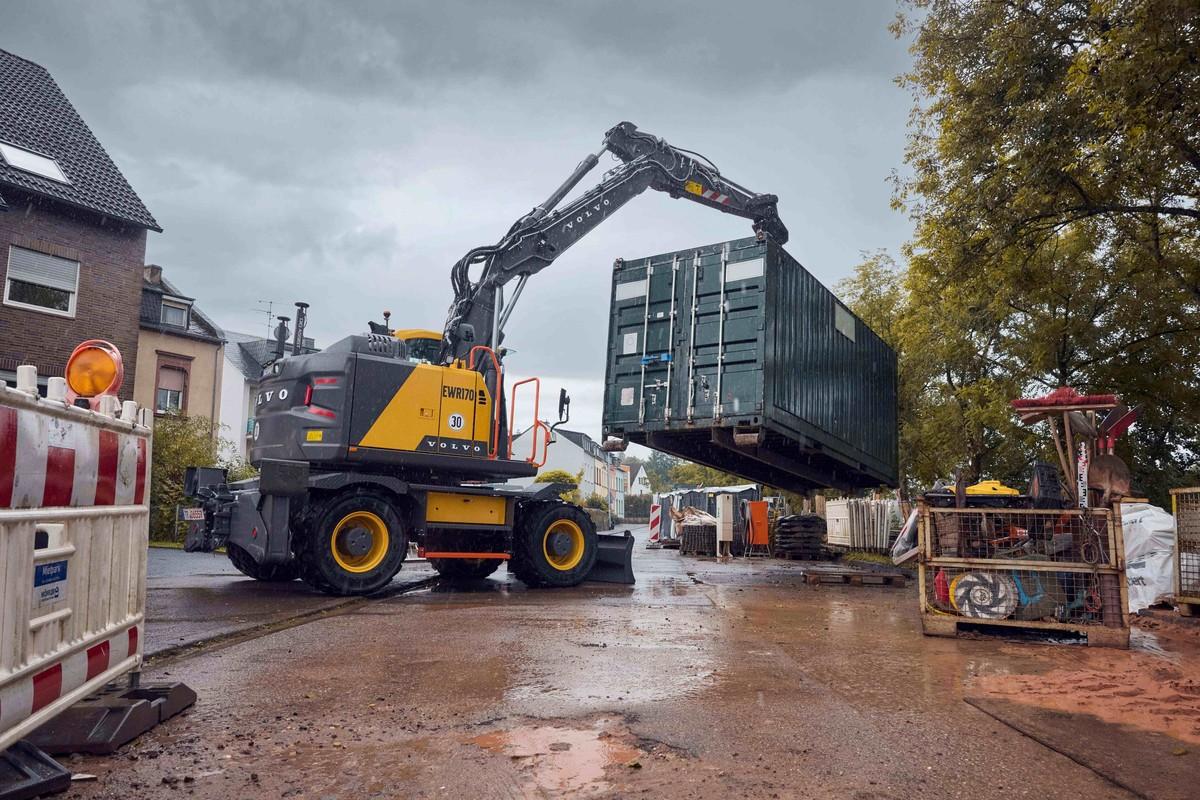 Mit dem kürzesten Heckschwenkradius ihrer Klasse und reduziertem Frontschwenkradius sind die Volvo-Mobilbagger EWR150 und der EWR170 ideal für Arbeiten auf engstem Raum. | Foto: Swecon