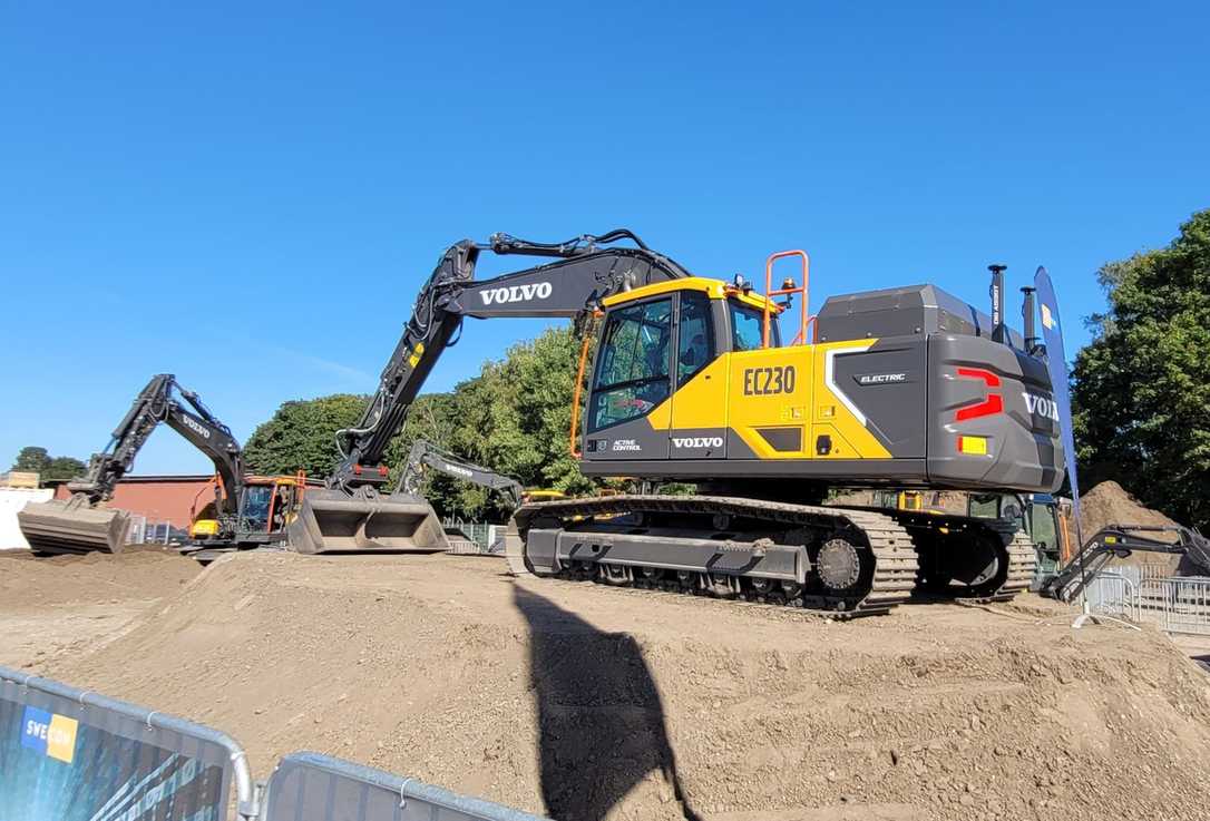 Nordbau 2023: Swecon zeigt Elektro-Bagger Volvo EC 230 erstmals live