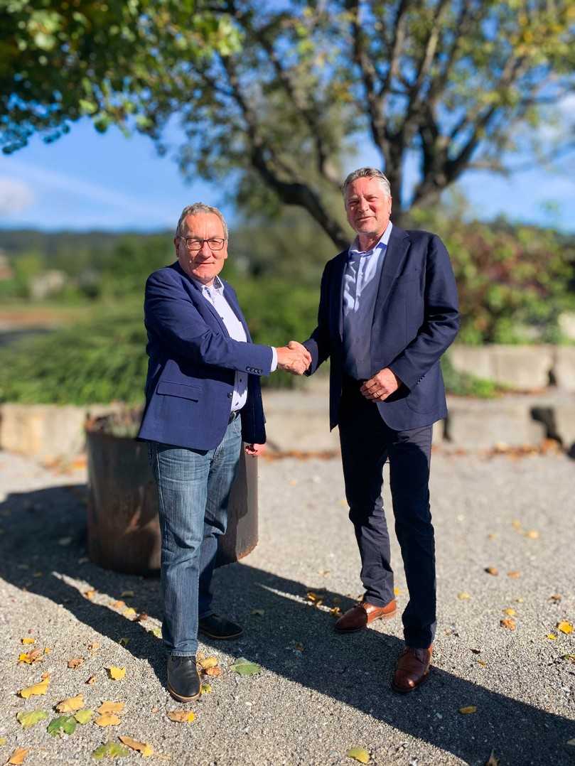 Besiegeln die neue Gründach-Kooperation: Uwe Harzmann (l.), Vorstand der Optigrün International AG, und Georg Lind, Geschäftsbereichsleiter Roofing bei Sika Deutschland | Foto: Sika Deutschland CH AG & Co KG Besiegeln die neue Gründach-Kooperation: Uwe Harzmann (l.), Vorstand der Optigrün International AG, und Georg Lind, Geschäftsbereichsleiter Roofing bei Sika Deutschland | Foto: Sika Deutschland CH AG & Co KG