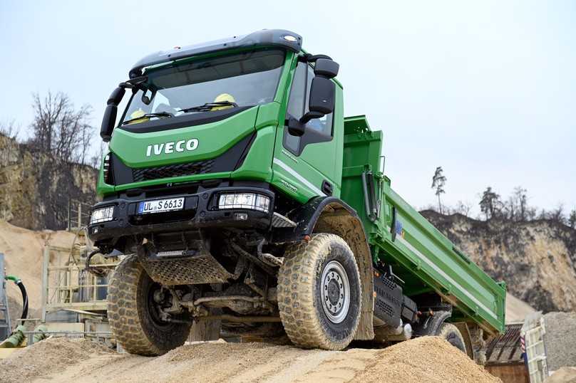 Der Iveco Eurocargo 4x4-Kipper mit kurzem Radstand und kurzen Überhängen ist im Gelände in seinem Element. | Foto: QUATEX