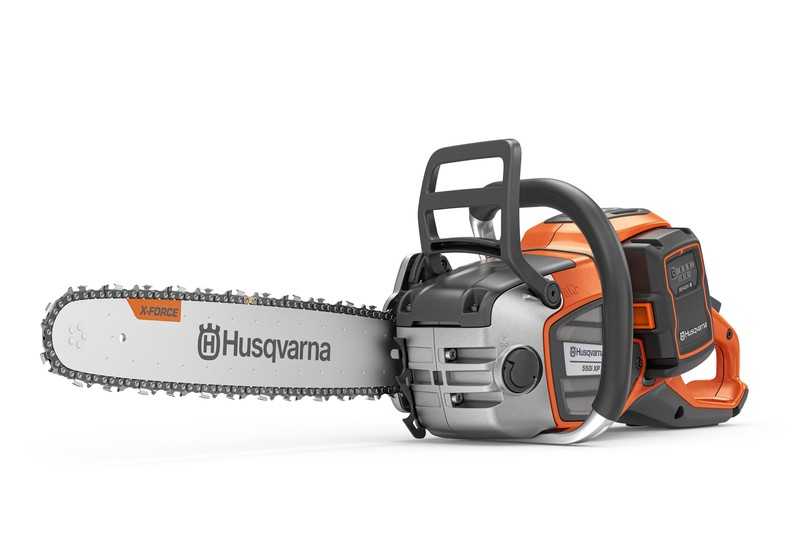 Durch den bequemen Akku-Wechsel lässt sich die Kettensäge 550i XP im Arbeitsalltag in unterschiedlichen Situationen flexibel nutzen. | Foto: Husqvarna Durch den bequemen Akku-Wechsel lässt sich die Kettensäge 550i XP im Arbeitsalltag in unterschiedlichen Situationen flexibel nutzen. | Foto: Husqvarna