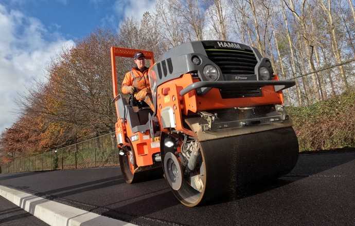 „Die Maschine arbeitet sehr leise und hat trotzdem eine hohe Verdichtungskraft, ich habe keinen Unterschied gemerkt. Gut ist auch, dass die Bedienung genauso erfolgt wie bei der Dieselmaschine, ich konnte sofort wie gewohnt losfahren. Das Fahr- und Lenkverhalten hat mir ebenso sehr gefallen“, erklärt Vincent van Tiul, Walzenfahrer beim Einsatz im niederländischen Mijdrecht. | Foto: Wirtgen Group