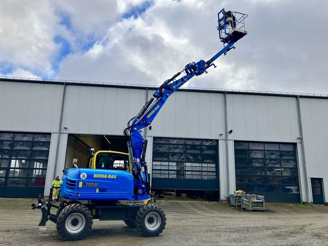 Yanmar-Bagger zu fahrbarer Hubarbeitsbühne umgebaut