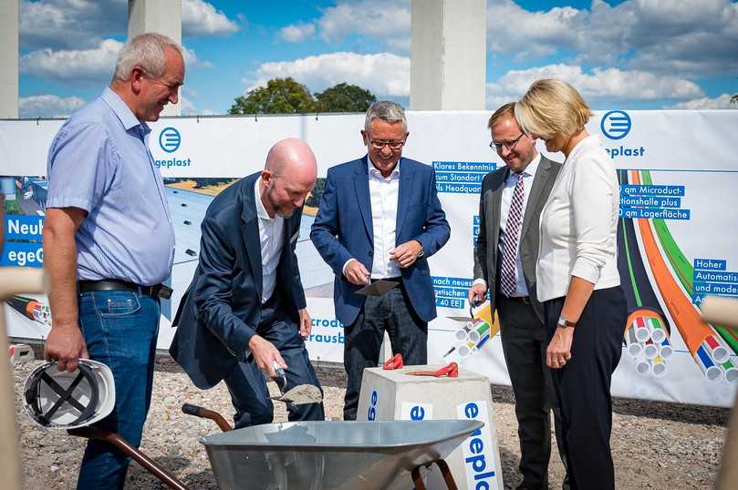 Bernhard Müther, Firma Brüninghoff, Steffen Saur, Geschäftsführer egeplast, Ralf Utsch, Geschäftsbereichsleiter Kabelschutzsystem egeplast, Dietrich Aden, Bürgermeister der Stadt Greven, Anja Karliczek, Mitglied des Deutschen Bundestags und Bundesministerin für Bildung und Forschung a.D. | Foto: Egeplast