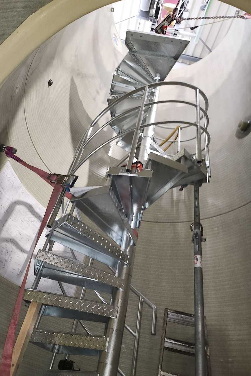 Das neue Pumpwerk besteht ebenfalls aus horizontal bzw. vertikal verlegten GFK-Rohren DN 2600. Eine Wendeltreppe führt vom ebenerdigen Zugang zu den beiden Abwasserpumpen im Untergeschoss. | Foto: Amiblu