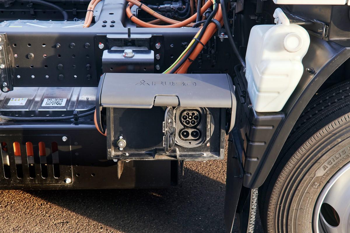 Per standardisiertem CCS-Steckersystem kann der eCanter mit Gleichstrom oder Wechselstrom aufgeladen werden. | Foto: Daimler Truck, Oliver Willms