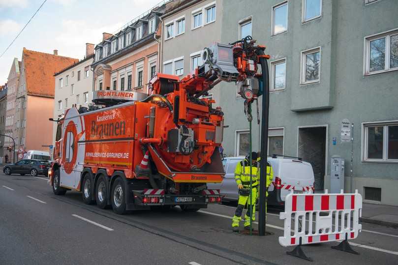 Hauptverkehrsstraße Großer Graben in Augsburg. Vor der Sanierung wird der Kanal mit Hochdruck durch Kanalservice Braunen gereinigt. | Foto: Andreas Mauritz, Jockgrim