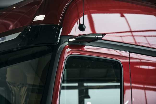 Die kürzeren Kameraarme der Mirror-Cam auf beiden Seiten sollen das Rückwärtsfahren geradeaus erleichtern. | Foto: Mercedes-Benz Trucks