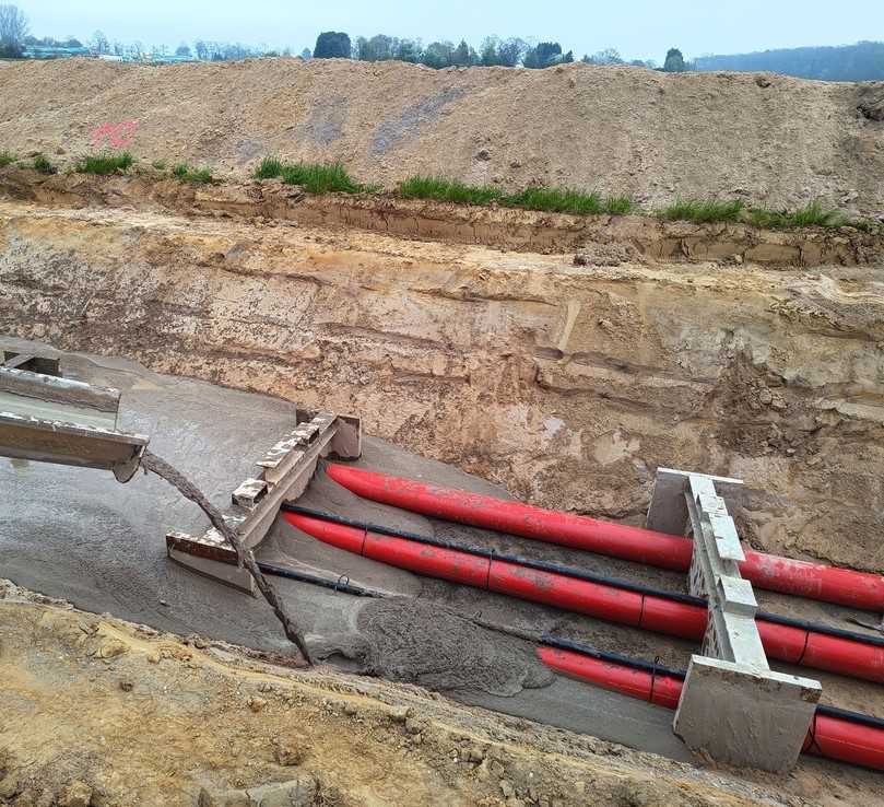 Da Flüssigboden selbstverdichtend ist, gewährleistet dieser eine sehr gute Qualität und erspart eine mechanische Verdichtung. | Foto: GeoIngenieure SOS GmbH & Co. KG Da Flüssigboden selbstverdichtend ist, gewährleistet dieser eine sehr gute Qualität und erspart eine mechanische Verdichtung. | Foto: GeoIngenieure SOS GmbH & Co. KG