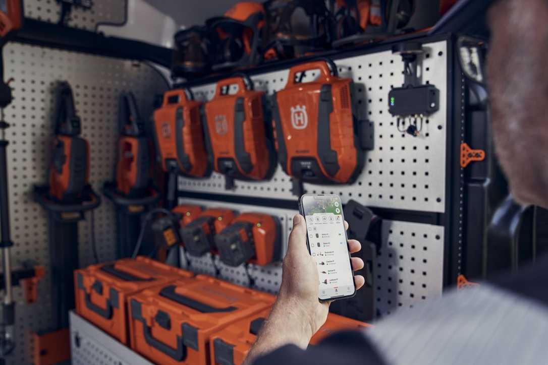 Husqvarna: Neue mobile Akku-Ladelösung für Kettensäge & Co.