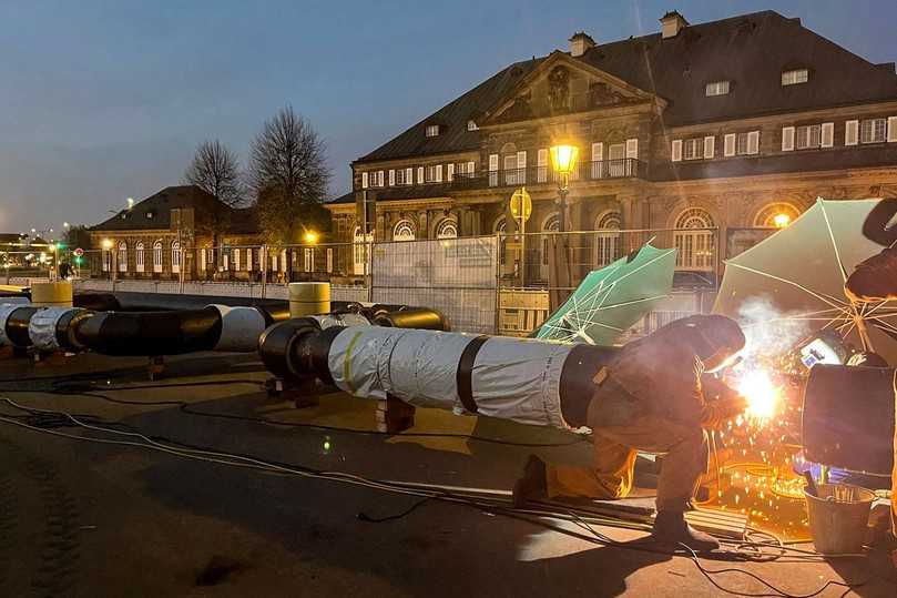 Rund 300 Schweißverbindungen mussten die Mitarbeiter von Ludwig Pfeiffer für die insgesamt 1.200 Meter lange provisorische Fernwärmeleitung erstellen. | Foto: Ludwig Pfeiffer Hoch- und Tiefbau Rund 300 Schweißverbindungen mussten die Mitarbeiter von Ludwig Pfeiffer für die insgesamt 1.200 Meter lange provisorische Fernwärmeleitung erstellen. | Foto: Ludwig Pfeiffer Hoch- und Tiefbau