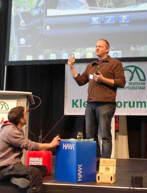 Martin Franz (rechts) zeigte bei seinem Vortrag im Kletterforum der Deutschen Baumpflegetage u.a. die Aggressivität von Tankstellenbenzin im Vergleich zu Alkylaten auf.