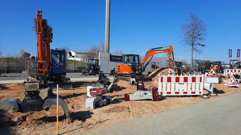 Dutzende Kompaktmaschinen warten auf den Demobaustellen auf Interessenten. | Foto: Coreum