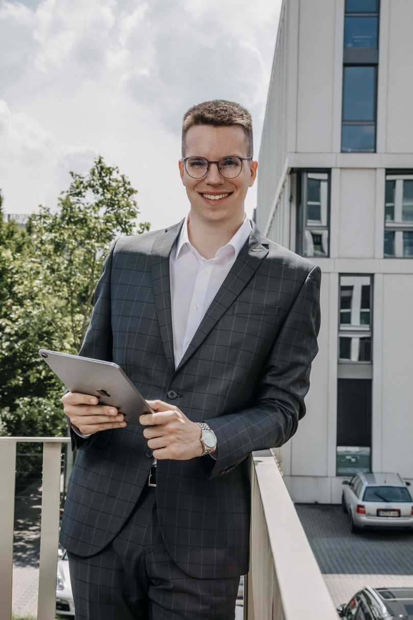 Fabian Zamzau und Michael Polit sind die Geschäftsführer der Otter Consult. Sie unterstützen Unternehmer dabei, einen qualifizierten Nachfolger für ihren Betrieb zu finden, um ihn im Anschluss gewinnbringend an den Interessenten zu verkaufen. Das Team der Otter Consult begleitet seine Kunden hierbei bei allen wichtigen Prozessen und Entscheidungen und betreut sie vollumfänglich bis zum Verkauf. | Foto: BURAK CAYCI