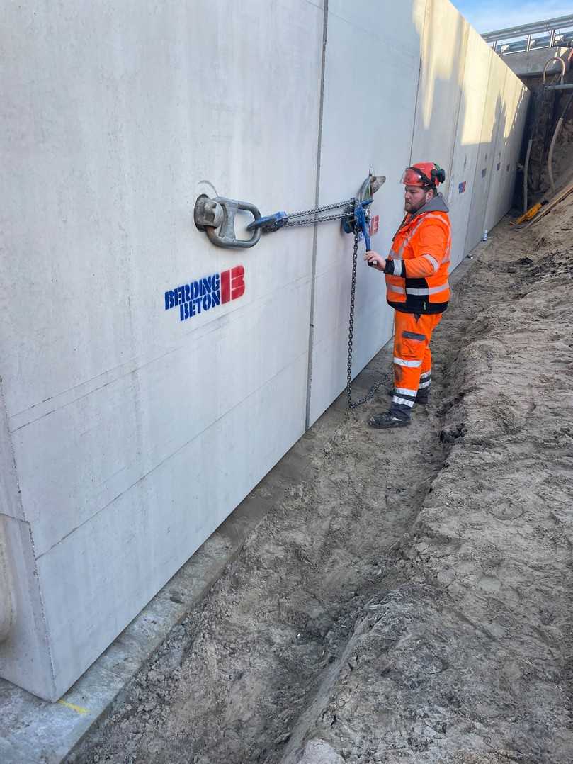 Beim Zusammenziehen der einzelnen Elemente erweisen sich die Hebeanker von Vorteil, wie hier zur Befestigung eines Flaschenzuges. | Foto: Berding Beton GmbH Beim Zusammenziehen der einzelnen Elemente erweisen sich die Hebeanker von Vorteil, wie hier zur Befestigung eines Flaschenzuges. | Foto: Berding Beton GmbH