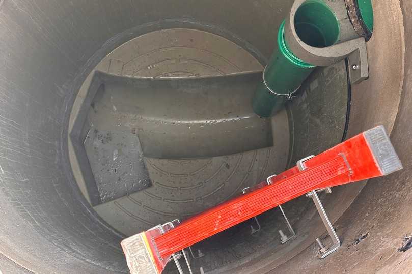 Abschließend wurde der neue Schacht DN 1200 mit einer Leiter und einem innenliegenden Absturz ausgestattet. | Foto: Gemeinde Burbach Abschließend wurde der neue Schacht DN 1200 mit einer Leiter und einem innenliegenden Absturz ausgestattet. | Foto: Gemeinde Burbach