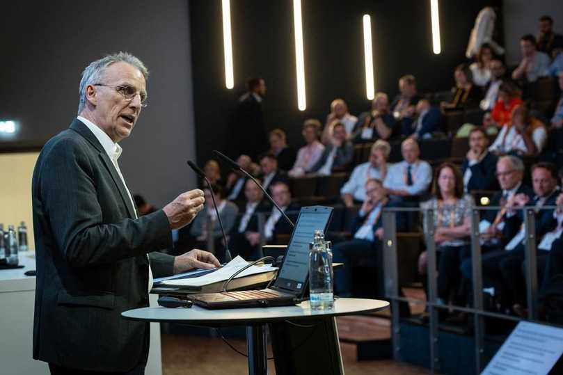 Stefan Wenzel, Parlamentarischer Staatssekretär beim Bundesminister für Wirtschaft und Klimaschutz, bei seiner Keynote zu „The German Hydrogen Core Network – Status of Planning“ | Foto: Ralph Thiele/EITEP