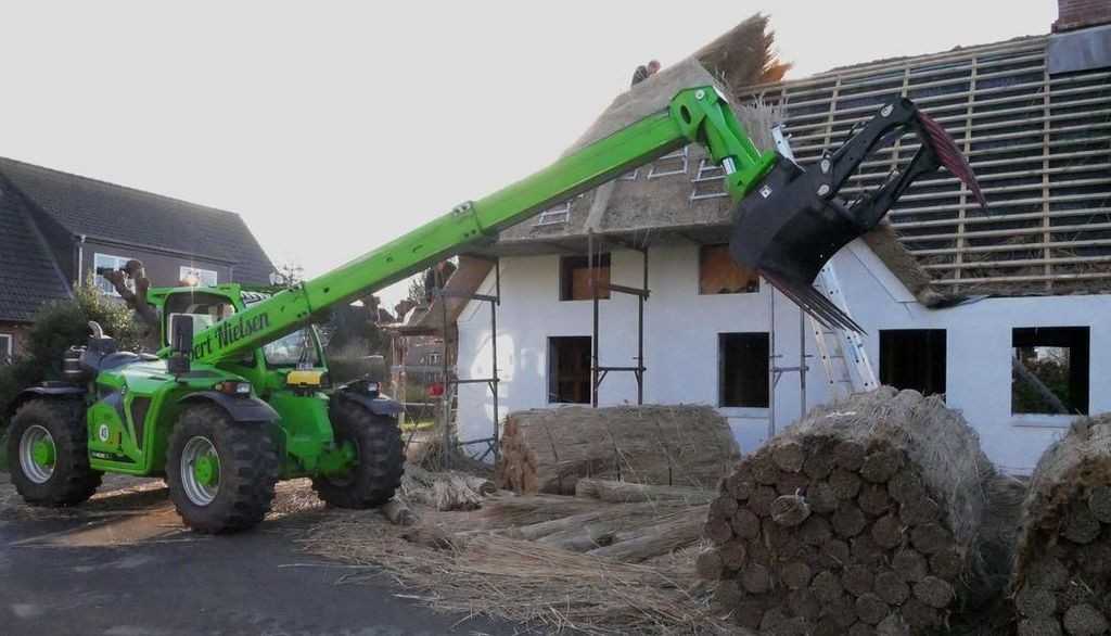 Dachdeckerhandwerk: Teleskop-Traktor hebt nicht nur Reet aufs Dach