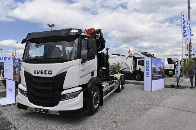 Iveco zeigte klassische Dieselmodelle wie diesen 480 PS starken X-Way 6x2 mit Aufbaukombination aus Ladekran und Abrollkipper. | Foto: Quatex