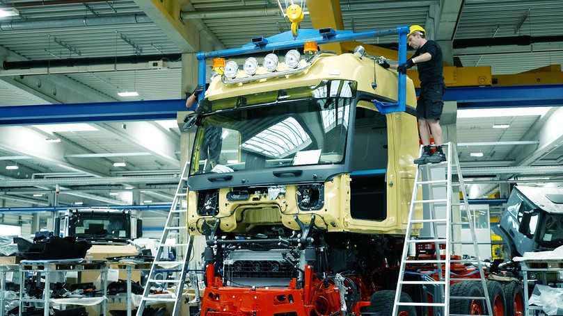 Kabinenwechsel: Die Paul-Profis tauschen StreamSpace- gegen das größere BigSpace-Fahrerhaus. | Foto: Daimler Truck AG 