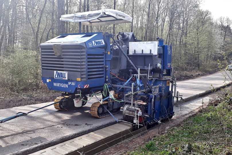 Der Gleitschalungsfertiger beim Einbau des Wallstop Rüttel-Banketts. | Foto: BH