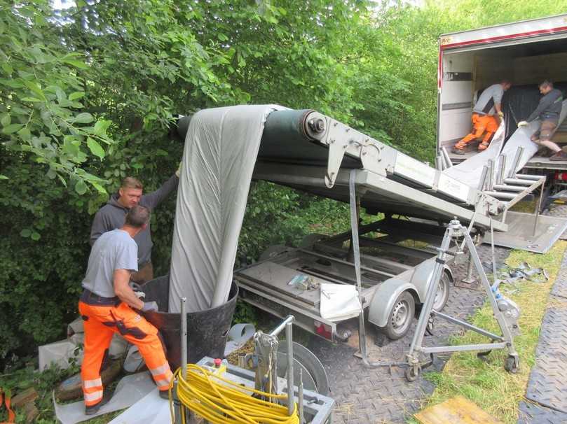 Installation des GFK-Schlauchliners | Foto: ISAS