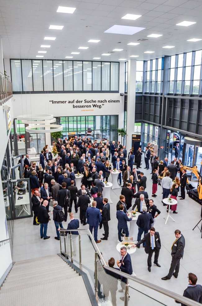 Mehr als 350 Gäste - mehrheitlich deutsche Händler und Kunden, aber auch Vertreter aus Politik und regionaler Wirtschaft - kamen zur Eröffnung im Foyer der neuen JCB-Deutschlandzentrale zu- sammen. | Foto: B_I