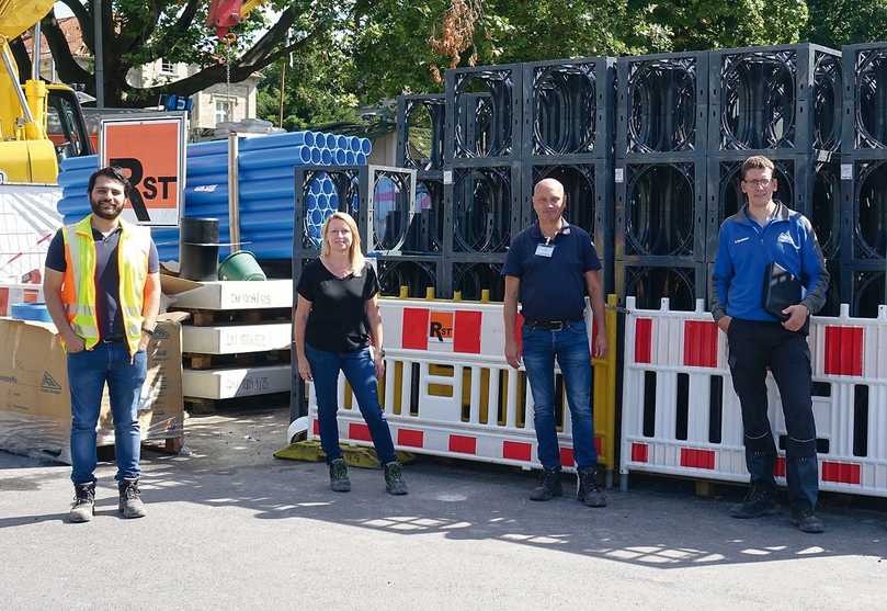 Baubesprechung vor Ort (v.l.n.r.): Planer Luan Michel Luzza von der Bürogemeinschaft Hesse/Temme, Anke Thiele von RST sowie die beiden Funke-Fachberater Bernd Hölscher und Frank Horstmann. | Foto: Funke Kunststoffe