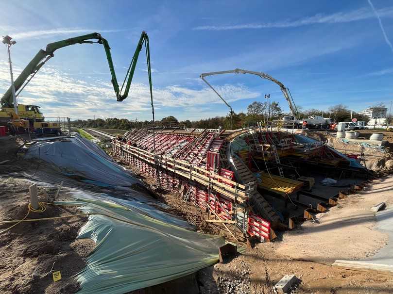 Der 40 Meter lange Tunnel über dem Schnellradweg auf dem BUGA 23-Gelände wurde in offener Bauweise realisiert. | Foto: Kiefer Schalungsbau GmbH 