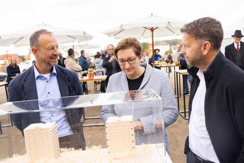 Begutachten das Modell der Wolfsburger Woodscraper (v. l.): GLS-Vorstand Dirk Kannacher, Bundesbauministerin Klara Geywitz und Oberbürgermeister Dennis Weilmann. | Foto: GLS Bank/Martin Steffen