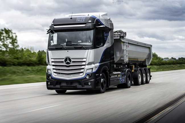 Der Mercedes-Benz GenH2 Truck wird auf der Teststrecke in Wörth am Rhein auch als Kippsattel auf Herz und Nieren geprüft. | Foto: Daimler Trucks and Buses Communi