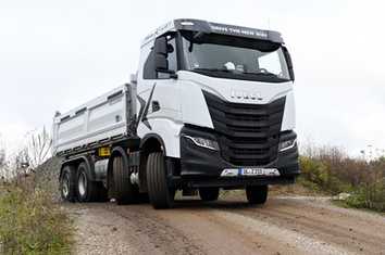 Iveco X-Way 8x4 mit Dreiseitenkipper im Test