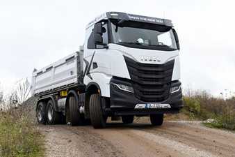 Iveco X-Way 8x4 mit Dreiseitenkipper im Test