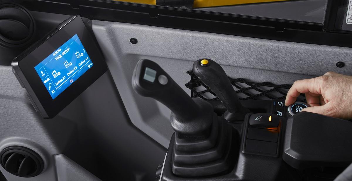 Über das intuitive Drehrad und das 5“-Farbdisplay kann der Bediener bequem in Menüs navigieren. | Foto: Volvo CE