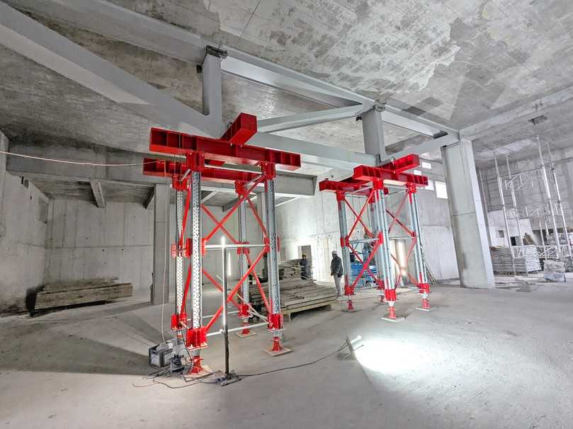 Premiere auf der Baustelle: Das neue MEKit wurde in Karlsruhe erstmals für die temporäre Unterstützung eines Stahlfachwerkträgers eingesetzt. | Foto: Moser Premiere auf der Baustelle: Das neue MEKit wurde in Karlsruhe erstmals für die temporäre Unterstützung eines Stahlfachwerkträgers eingesetzt. | Foto: Moser