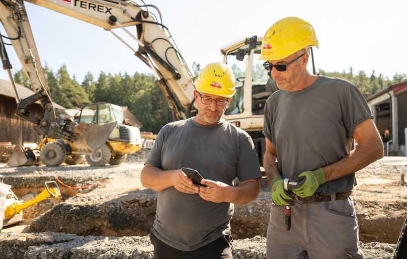 Die Poliere dokumentieren mit 123erfasst den Baustellenfortschritt. | Foto: Timo Lutz Team für Industriefotografie (www.timo-lutz.de)