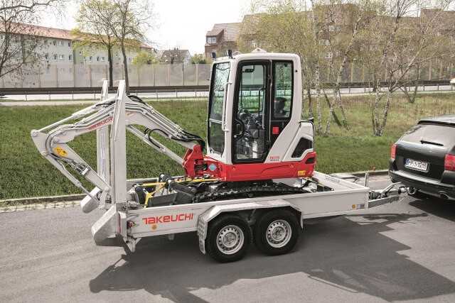 Auch der Takeuchi TB 225 ist umfassend ausgestattet und auf einem Anhänger leicht von Baustelle zu Baustelle zu transportieren.