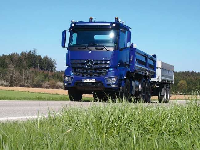 Schüttguttransporte auf der Straße: Dreiachser mit Anhänger können zwei verschiedene Baustoffe zum Einsatzort bringen. | Foto: Mercedes-Benz Trucks
