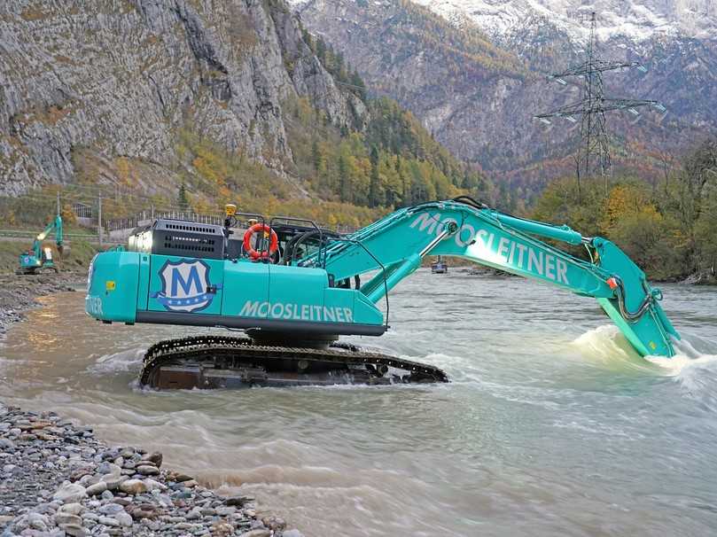 Wenn es sein muss, wechselt der Kobelco SK530LC-11 schnell vom Steinbruch in den Tiefbau - hier bei der GPS-gestützten Salzach-Vertiefung für das Kraftwerk Stegenwald. | Foto: Kobelco